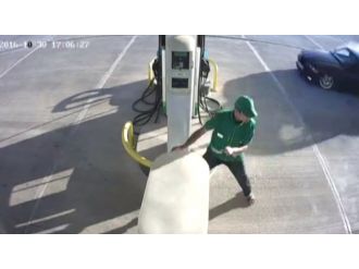 Otomobilin altında kalmaktan saniyelerle kurtuldu