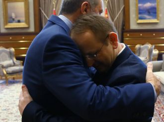 Erdoğan 15 Temmuz gazisiyle böyle sarıldı