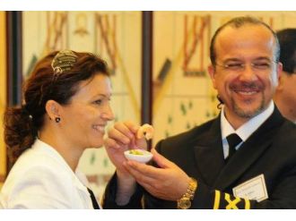 Eşini yakmak isterken canından oldu