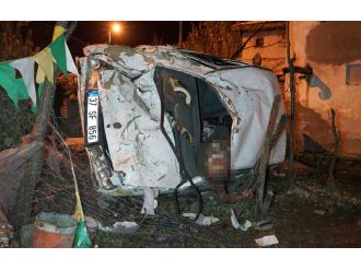 Otomobil evin bahçesine uçtu: 2 ölü, 4 yaralı