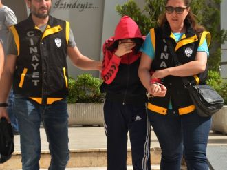 Üvey babasını öldüren kız hakim karşısında