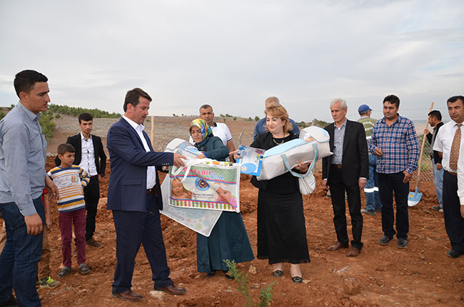 Türkoğlu’nda Her Doğan Bebeğe İlk Hediyesi Başkan Okumuş'dan