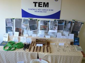 DEAŞ’lıların evlerinde bomba malzemeleri ve FETÖ kitapları çıktı