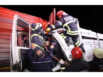 Kamyonda sıkışan sürücü “Paramı bulun” dedi