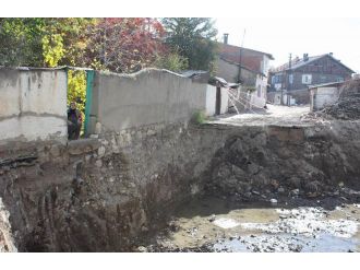 Evin kapısı 5 metrelik çukura çıkıyor