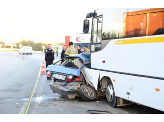 Otomobil midibüsün altına girdi: 2 ölü, 4 yaralı