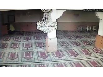 Caminin yardım kutusundaki parayı çaldı