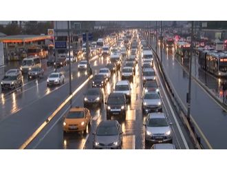 Yağmur İstanbul trafiğini kilitledi