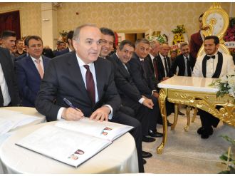 Bakan Özlü nikah şahidi oldu