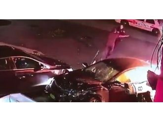 Akaryakıt istasyonuna daldı, polise saldırdı