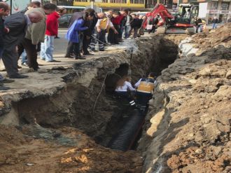 Kanalda çalışırken yol üzerine çöken işçi yaralandı