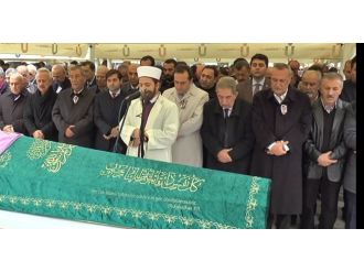 Eski Bakan Mehmet Ağar gelinini gözyaşlarıyla uğurladı