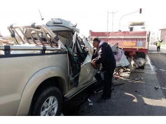 Kamyonet TIR’a çarptı: 1 ölü, 4 yaralı