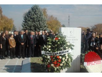 CHP’liler Ecevit’i mezarı başında andı