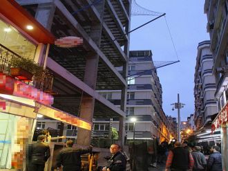 Yoldan geçen öğrencilerin üzerine kalas düştü