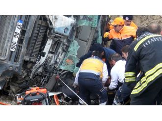 Devrilen kamyonda can pazarı