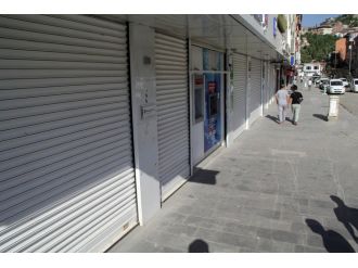 Hakkari’de işyerlerinin toplu kapatılması yasaklandı