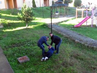 Pencereden atlayan şebeke üyesinin bacağını kırıldı