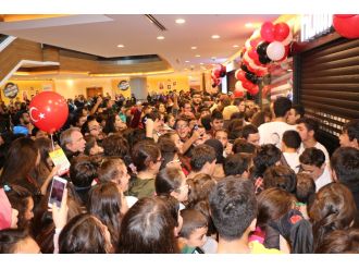 Mağaza açılışında Pascal Nouma izdihamı