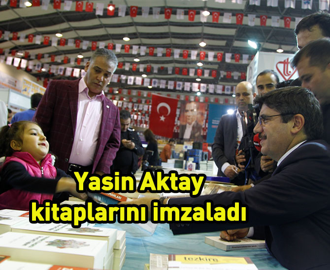 Yasin Aktay, kitaplarını imzaladı