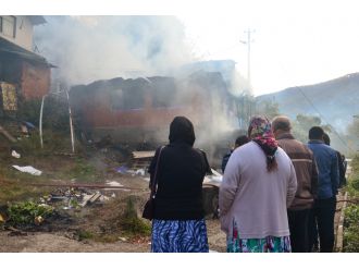 Soba bacasından çıkan yangın evi tamamen yaktı