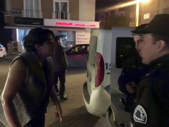 Polisten kadına tepki: Karı kocanın arasındaki mevzuya niye karışıyorsun