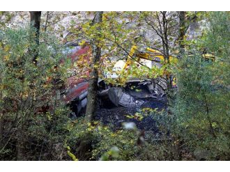 Kayalara çarpan yük treni raylardan çıktı