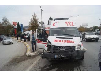 Ambulansla otomobil çarpıştı: 6 yaralı