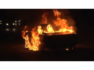 Şişli’de kundaklanan araç alev alev yandı