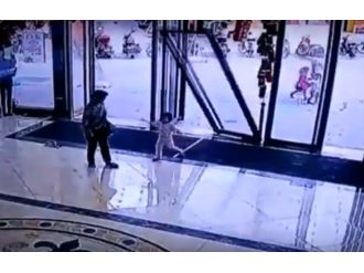 Dev kapı küçük çocuğun üzerine devrildi