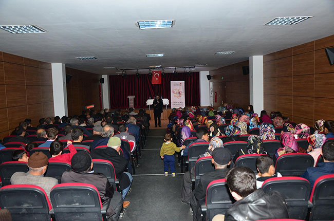 ‘Kıl beni ey namaz’ konferansına ilgi yoğun oldu