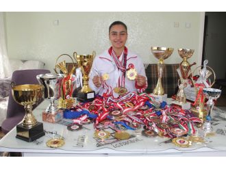 18 yaşında Aliye Demirdağ 70 madalya kazandı