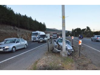 Otomobil aydınlatma direğine çarptı: 4 yaralı