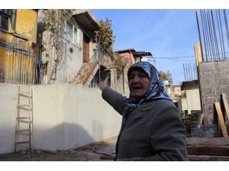 Kapısının önüne apartman dikilen 80’lik nine evine giremiyor