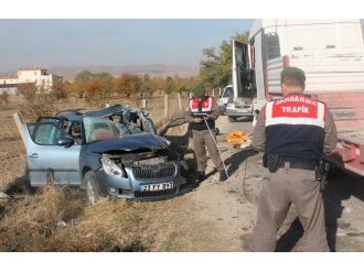 TIR’la otomobil kafa kafaya çarpıştı: 1 ölü, 5 yaralı