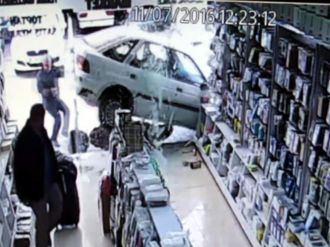 Otomobil iş yerine daldı