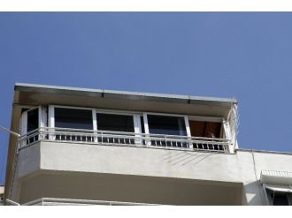 Silikon sıkmak isterken 10’nucu kattan düştü