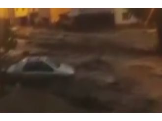 Sel suları önüne ne gelirse sürükledi