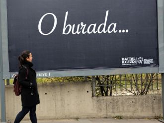 Ataşehir’de merak uyandıran afiş