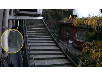 Sürünerek girdikleri iş yerini soydular