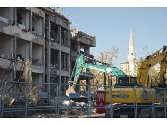 Diyarbakır’da emniyet binasının yıkımına başlandı
