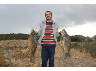 Sular çekilince balıkları elleriyle topladılar