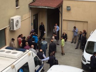 İlkokul öğretmeni servis minibüsünün altında can verdi