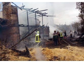 6 koyun telef oldu, 1 ton saman yandı