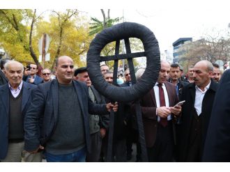 Almanya’ya siyah çelenkli protesto
