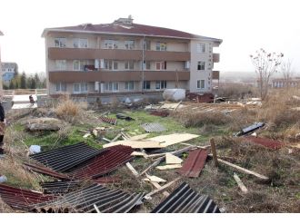 Şiddetli lodos apartman çatılarını söktü