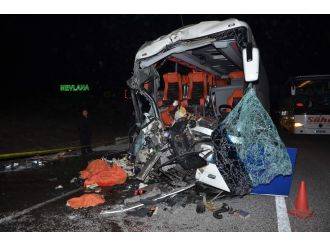 Yolcu otobüsüyle TIR çarpıştı: 1 ölü, 29 yaralı