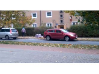 Çalışmayan otomobil tersten çekilince direğe çarptı