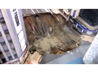 Cadde çöktü: Devasa bir çukur oluştu !