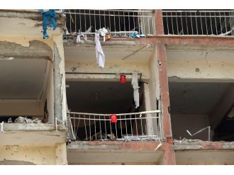 Saldırıda harap olan binaya Türk bayrakları astı